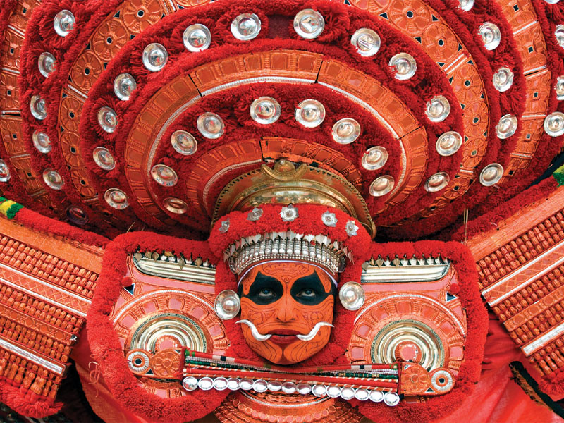 الرقصات المسرحية من أعرق تراث كيرالا الهندية «كاثاكالي (Kadakali)، وكودياطم (Koodiyattam)، وكوت (Kootu)،  وغير ذلك»