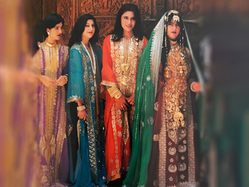 Women's Clothes and Ornamentation in Traditional Qatari Literature